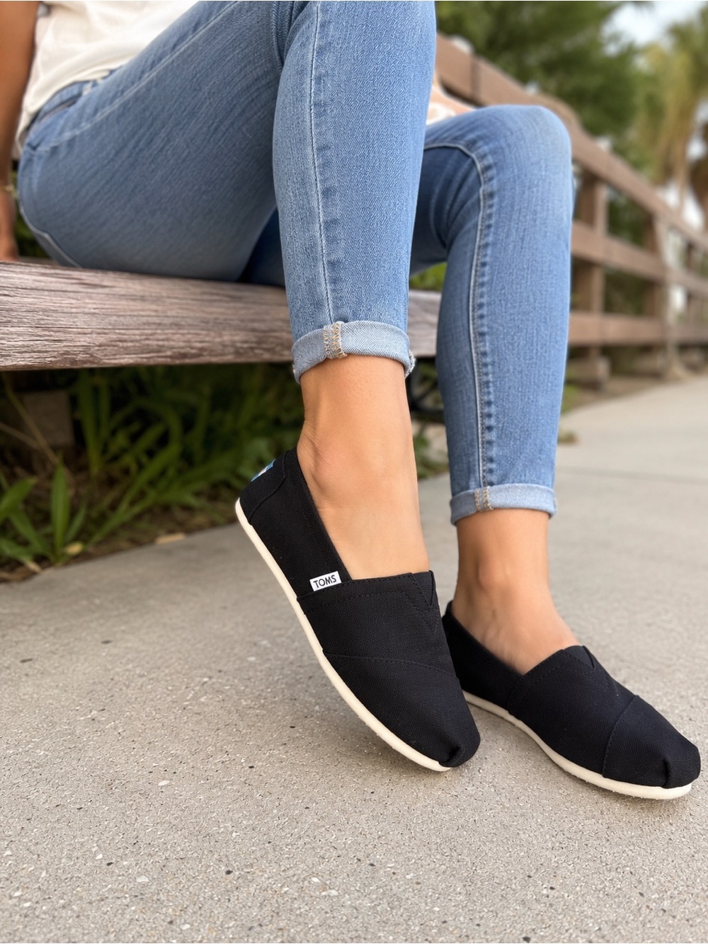 TOMS Classic Canvas Slip-On Flats Women’s US 6 Black Casual Comfort Shoes